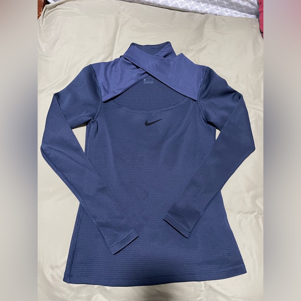 Nike dri fit long sleeve top small.